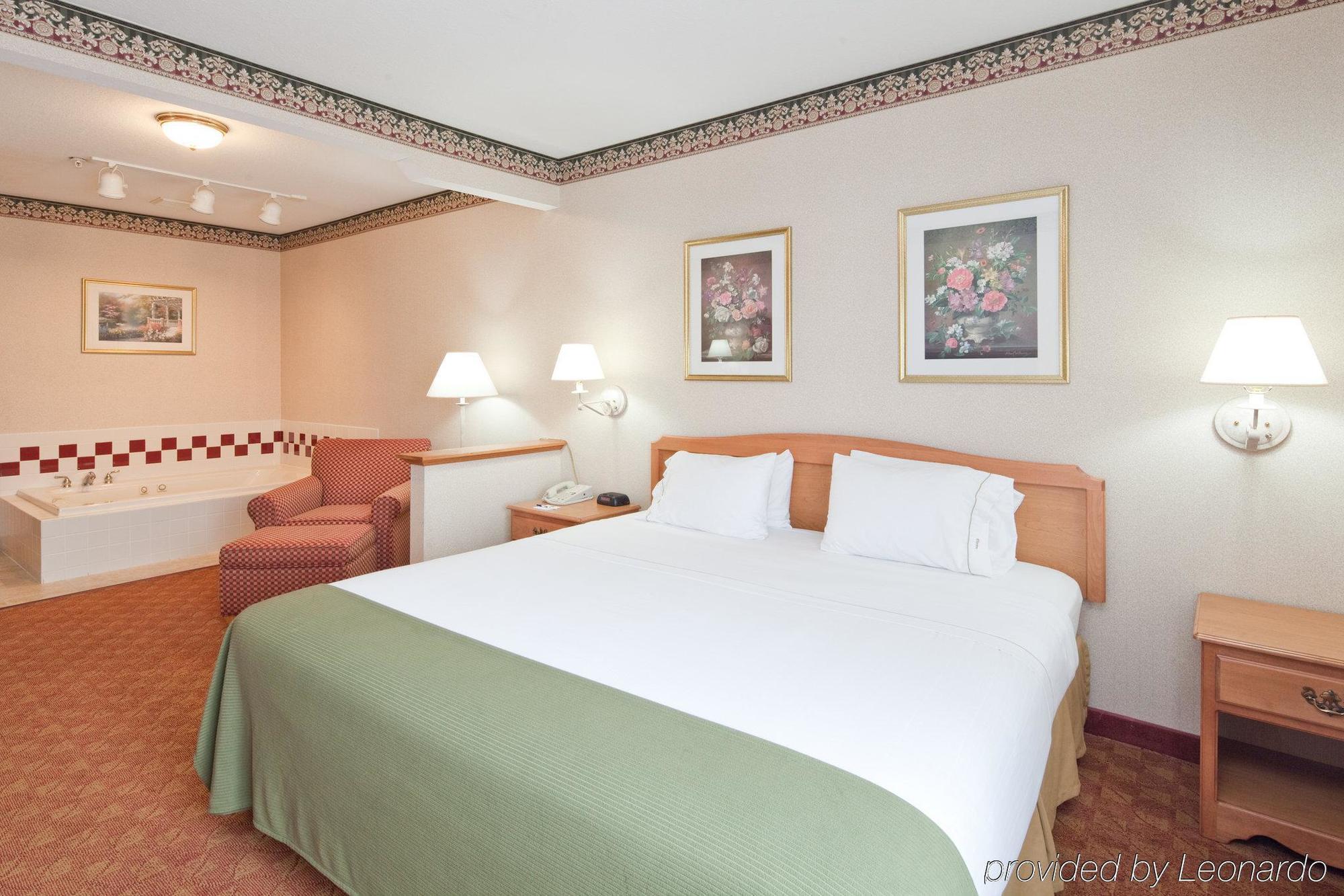Holiday Inn Express Hotel & Suites Wauseon By Ihg Стая снимка