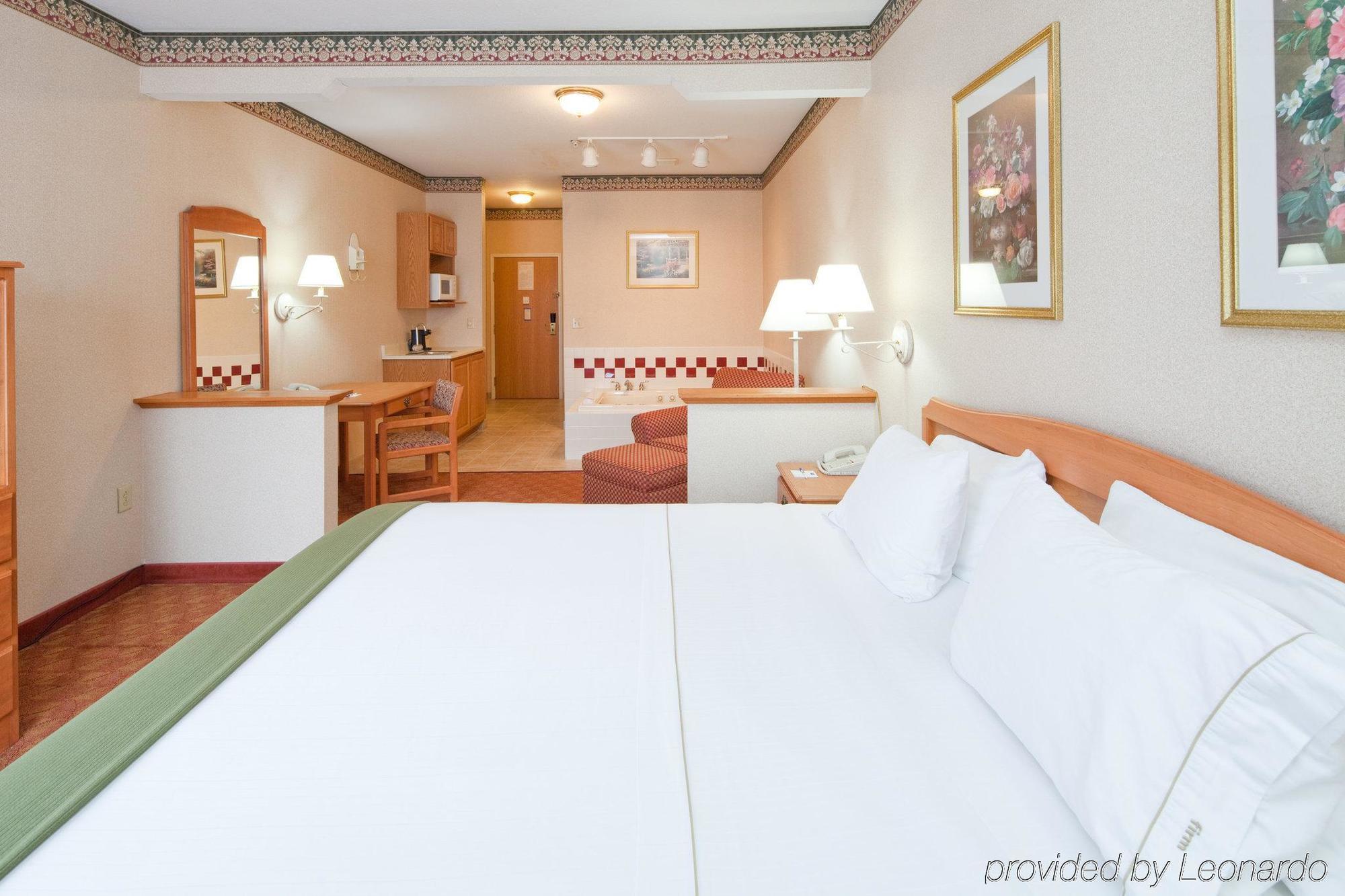 Holiday Inn Express Hotel & Suites Wauseon By Ihg Стая снимка