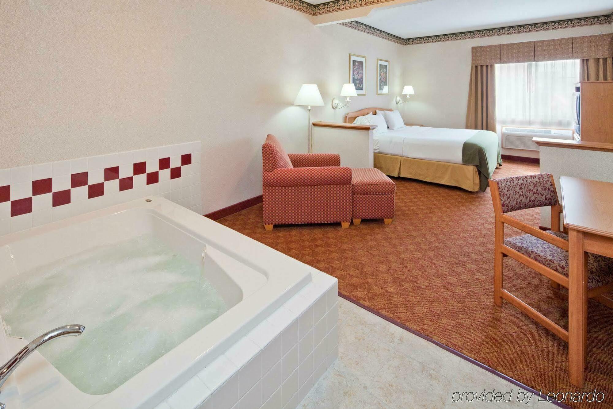 Holiday Inn Express Hotel & Suites Wauseon By Ihg Стая снимка